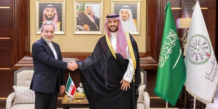 وزير الدفاع يلتقي وزير الخارجية الإيراني ويستعرضان العلاقات الثنائية
