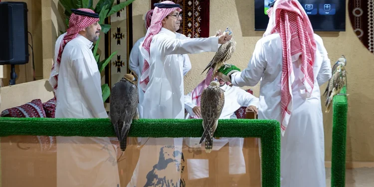 زوار ومشاركون خليجيون ودوليون في المزاد الدولي للصقور بالرياض وسط فرص استثمارية واعدة