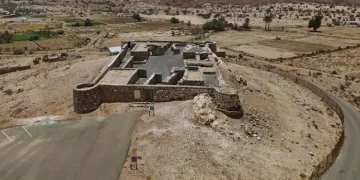 قلعة مروان.. معلم شامخ يطل على مزارع النخيل في الطائف