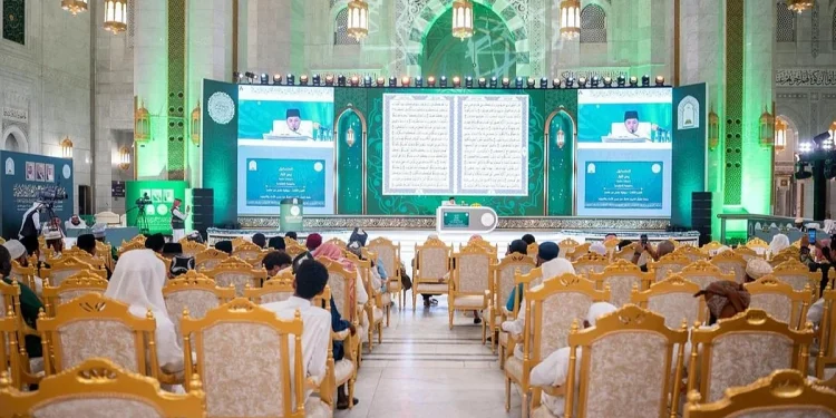 قاصدو المسجد الحرام يوثقون مشاهد مسابقة الملك عبدالعزيز الدولية للقرآن الكريم بالهواتف ويبثونها لذويهم حول العالم
