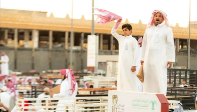 لتعريف الزوار بمعالم المدينة.. إطلاق خدمة «الباص السياحي» بكرنفال بريدة للتمور