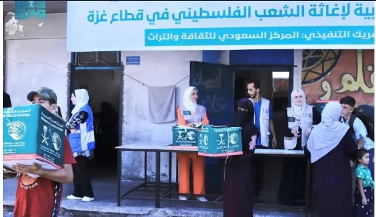«سلمان للإغاثة» يوزع آلاف السلال الغذائية في قطاع غزة