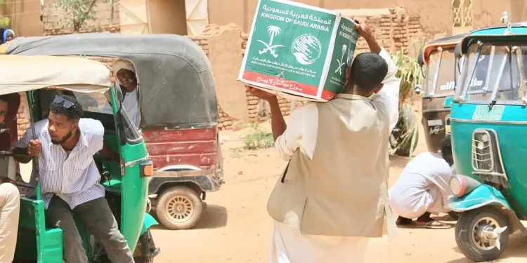 "إغاثي الملك سلمان" يوزّع 1550 سلة غذائية في السودان