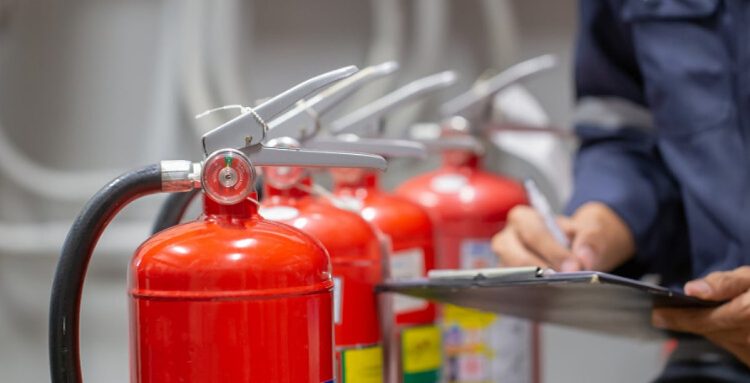 "الدفاع المدني" توضح الطريقة الصحيحة لاستخدام مطفأة الحريق