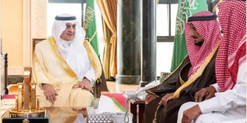 أمير تبوك يستقبل المواطن ناصر البلوي المتنازل عن قاتل ابنه