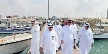 «البيئة والزراعة» تُسلّم 65 محركًا بحريًا للصيادين بينبع