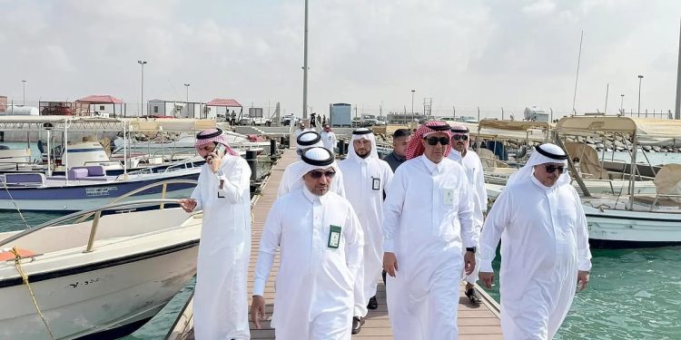 «البيئة والزراعة» تُسلّم 65 محركًا بحريًا للصيادين بينبع
