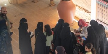 الخط العربي.. فنٌ يأسر الزوار بتجارب حيّة في الدرعية