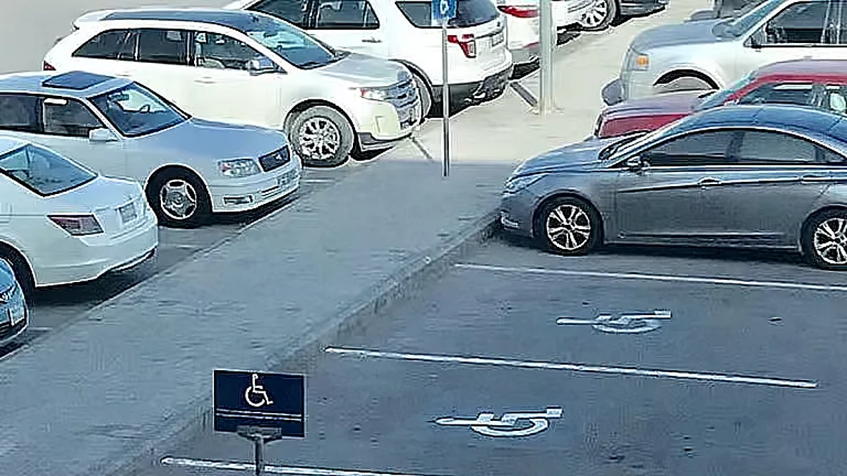 «المرور»: ضبط 2399 مركبة مخالفة متوقفة في أماكن «ذوي الإعاقة»