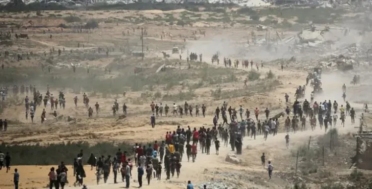 انقلاب شاحنة مساعدات يودي بحياة 20 شخصا في قطاع غزة