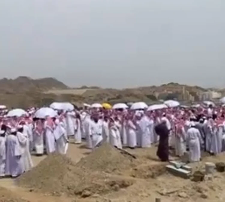 بعد الصلاة عليه بالمسجد الحرام.. دفن جثمان الشاب محمد القاسم بمقبرة الشهداء في مكة
