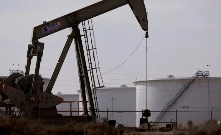 تراجع أسعار النفط مع التركيز على محادثات السلام المحتملة بين روسيا وأوكرانيا