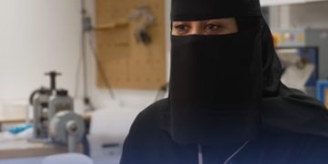 تشكيل النحاس.. 'مها' تعيد إحياء مهنة سكان 'الفاو'
