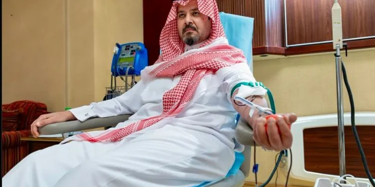 تفاعلًا مع الحملة الوطنية التي أطلقها ولي العهد.. أمير المدينة المنورة يتبرع بالدم
