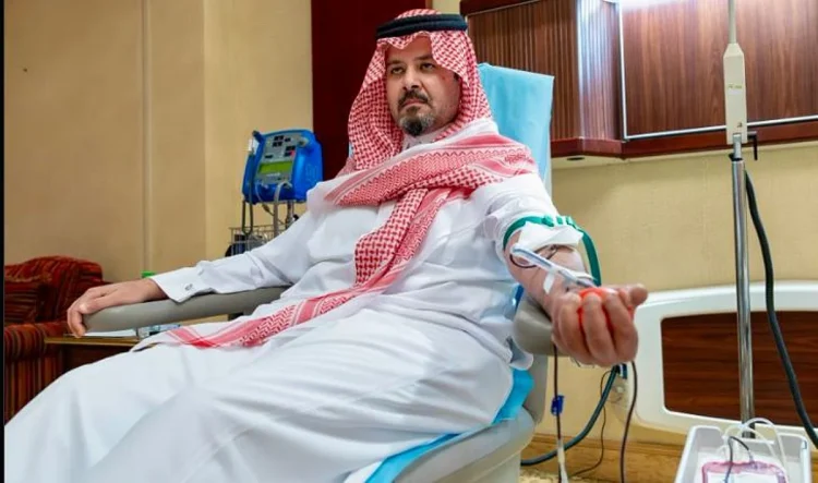 تفاعلًا مع الحملة الوطنية التي أطلقها ولي العهد.. أمير المدينة المنورة يتبرع بالدم