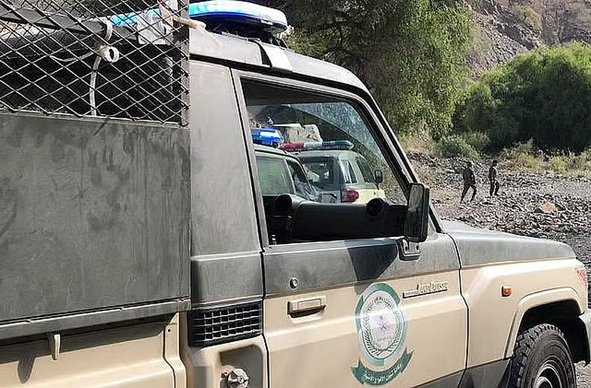 دوريات الأفواج الأمنية بعسير تقبض على مخالفَيْن لنظام أمن الحدود لتهريبهما 36 كيلو جرامًا من نبات القات