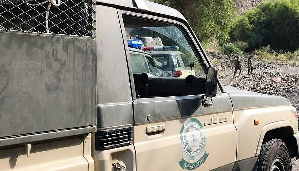 دوريات المجاهدين بجازان تقبض على مواطن لنقله 3 مخالفين لنظام أمن الحدود