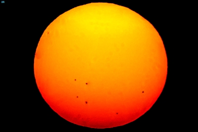رصد 6 بقع شمسية في سماء المملكة