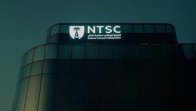 «سلامة النقل» يوضح تفاصيل محاولة راكب فتح باب الطوارئ عقب هبوط طائرة «الخطوط السعودية» بلندن