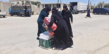 'سلمان للإغاثة' يوزّع سلالًا غذائية للنازحين من السويداء
