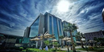 مدينة الملك سعود الطبية تدشن عمليات استبدال المفاصل باستخدام الروبوت