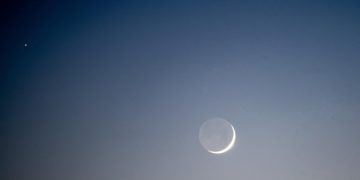 مشهد بديع لاقتران هلال صفر بنجم قلب الأسد بالشمالية