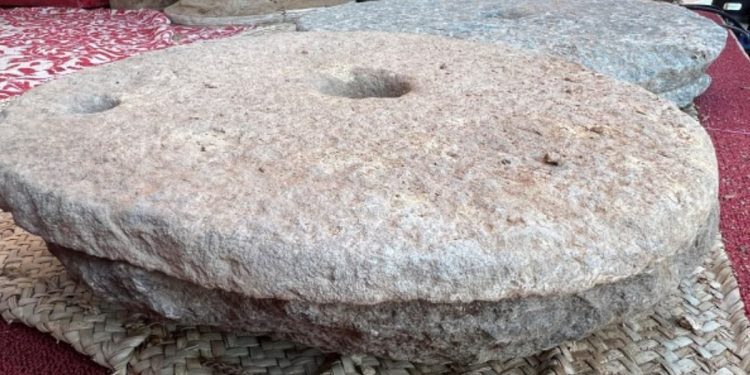 مواطن يحول جزءا من منزله لمتحف يحوي مئات القطع الأثرية برفحاء