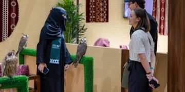 موروث الصقارة يجتذب إقبالا واسعا في مزاد الصقور 2025