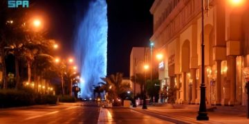 نافورة جدة.. ألوان ساحرة ولوحة بديعة عند الغروب