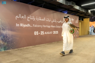 'هجرس'.. أصغر صقّار يخطف الأنظار ويعزز الموروث