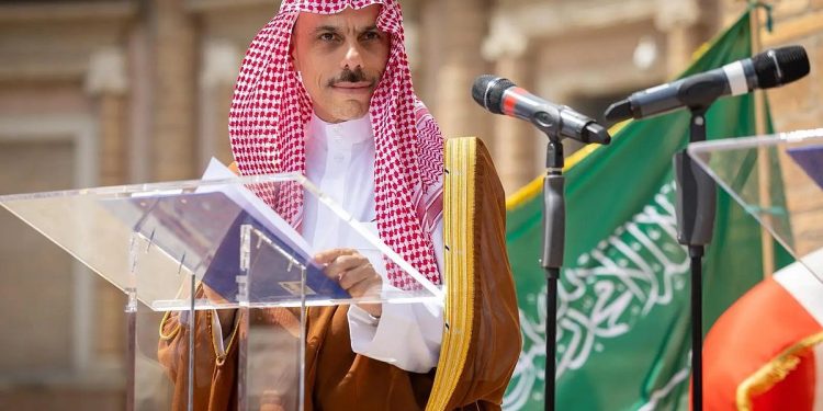 وزير الخارجية يلتقي نظيره الإيطالي ويعقدان جلسة مباحثات رسمية في روما