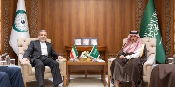 وزير الخارجية يناقش التطورات الإقليمية والدولية مع نظيره الإيراني
