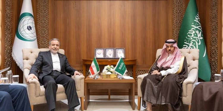 وزير الخارجية يناقش التطورات الإقليمية والدولية مع نظيره الإيراني
