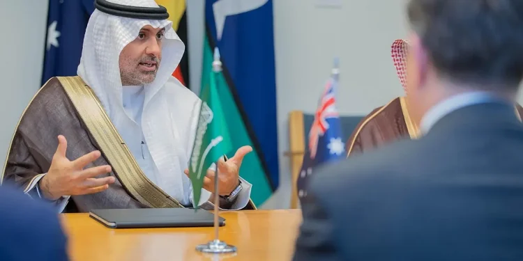 وزير الصحة يبحث تعزيز الاستثمار في الصناعات الدوائية مع نظيره الأسترالي