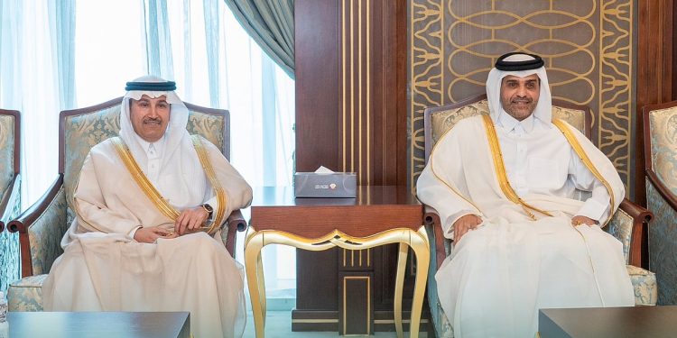 وزير النقل يبحث تعزيز التعاون المشترك مع نظيره القطري