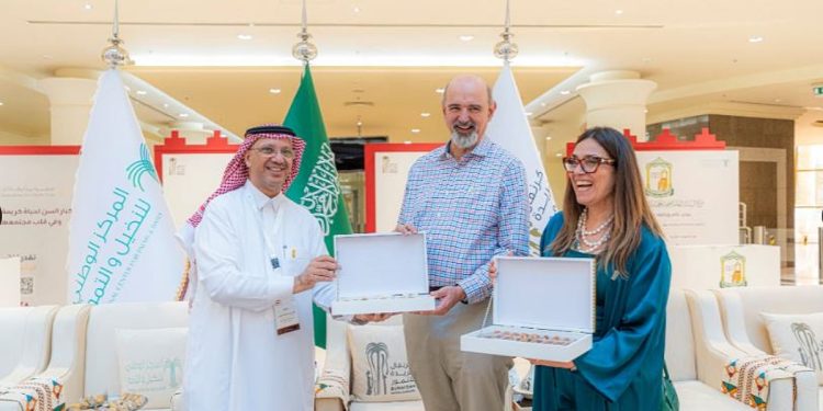 وسط إقبال واسع من الزوار والأهالي.. سفير أستراليا لدى المملكة يزور كرنفال بريدة للتمور