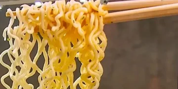 وفاة طفل في مصر بعد تناوله 3 أكياس من «الإندومي» دون طهي