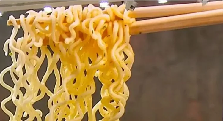 وفاة طفل في مصر بعد تناوله 3 أكياس من «الإندومي» دون طهي