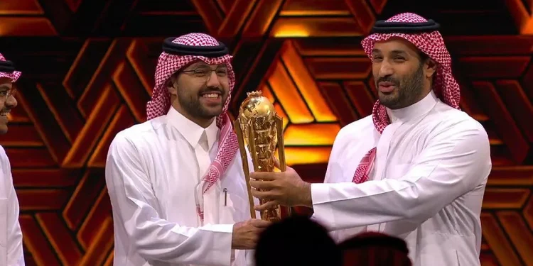 ولي العهد يتوج فريق فالكونز بلقب كأس العالم للرياضات الإلكترونية 2025