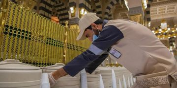 «شؤون الحرمين» توفر 183 طنًا من مياه زمزم لسقيا المصلين بالمسجد النبوي اليوم