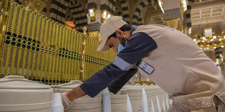 «شؤون الحرمين» توفر 183 طنًا من مياه زمزم لسقيا المصلين بالمسجد النبوي اليوم