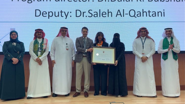 جامعة الإمام عبد الرحمن تتسلّم شهادات الاعتماد الدولي من الكلية الملكية للأطباء والجراحين في كندا لبرامج كلية الطب
