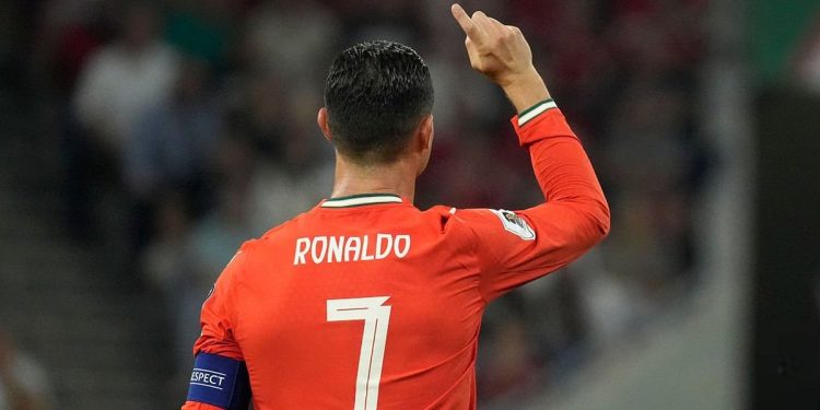 "الأفضل على مر العصور".. رونالدو يتوج بجائزة جديدة