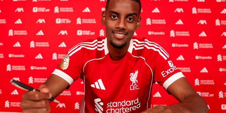 أبرزهم إيزاك وهينكابي.. تعاقدات الساعات الأخيرة في سوق الانتقالات الصيفية