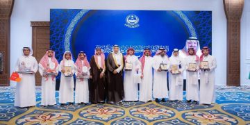أمير الباحة يكرّم الطلبة الفائزين بجوائز دولية ومحلية