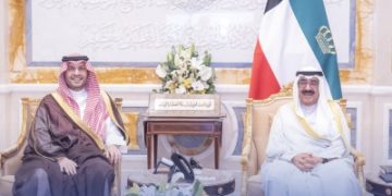 أمير الكويت يستقبل الأمير تركي بن محمد بن فهد