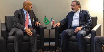أمين عام مجلس التعاون يبحث العلاقات الثنائية مع وزير خارجية إيران