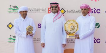 الأمير فهد بن جلوي يتوّج الفائزين بمهرجان ولي العهد للهجن على ميدان الطائف