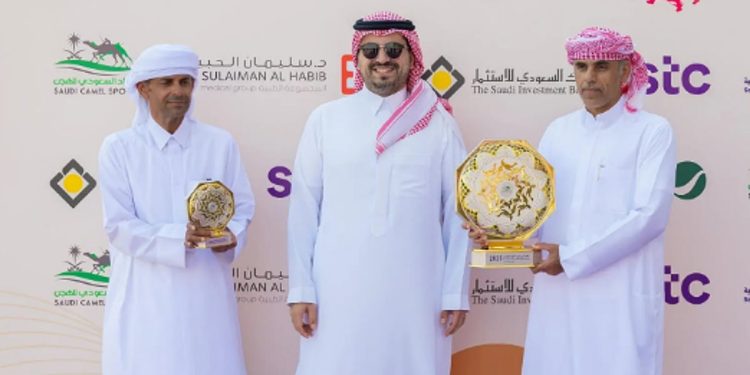 الأمير فهد بن جلوي يتوّج الفائزين بمهرجان ولي العهد للهجن على ميدان الطائف