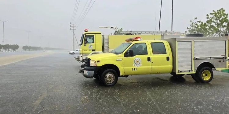 الدفاع المدني يدعو إلى توخي الحيطة إثر الحالة المناخية التي تشهدها عسير